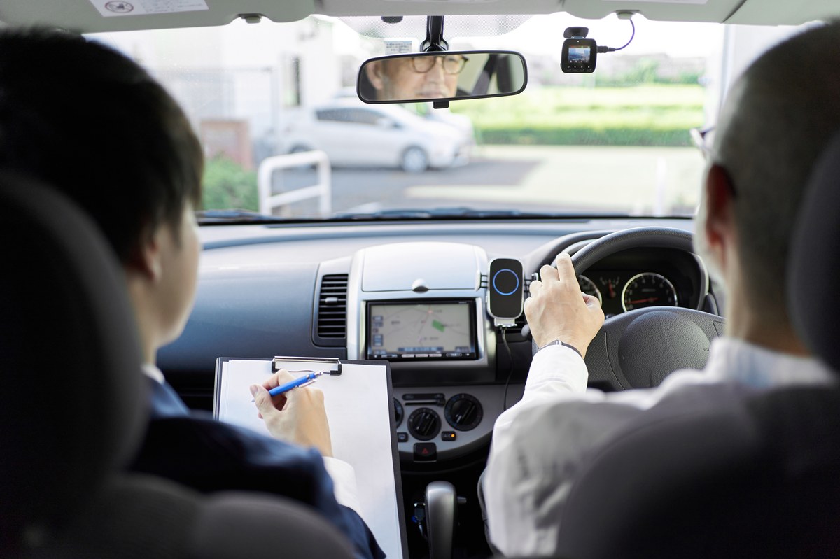 「免許は返ってくる」ものではない。「勝ち取る」ものだ。脳卒中後の運転再開、その険しい道のりと、2人の男たちの挑戦