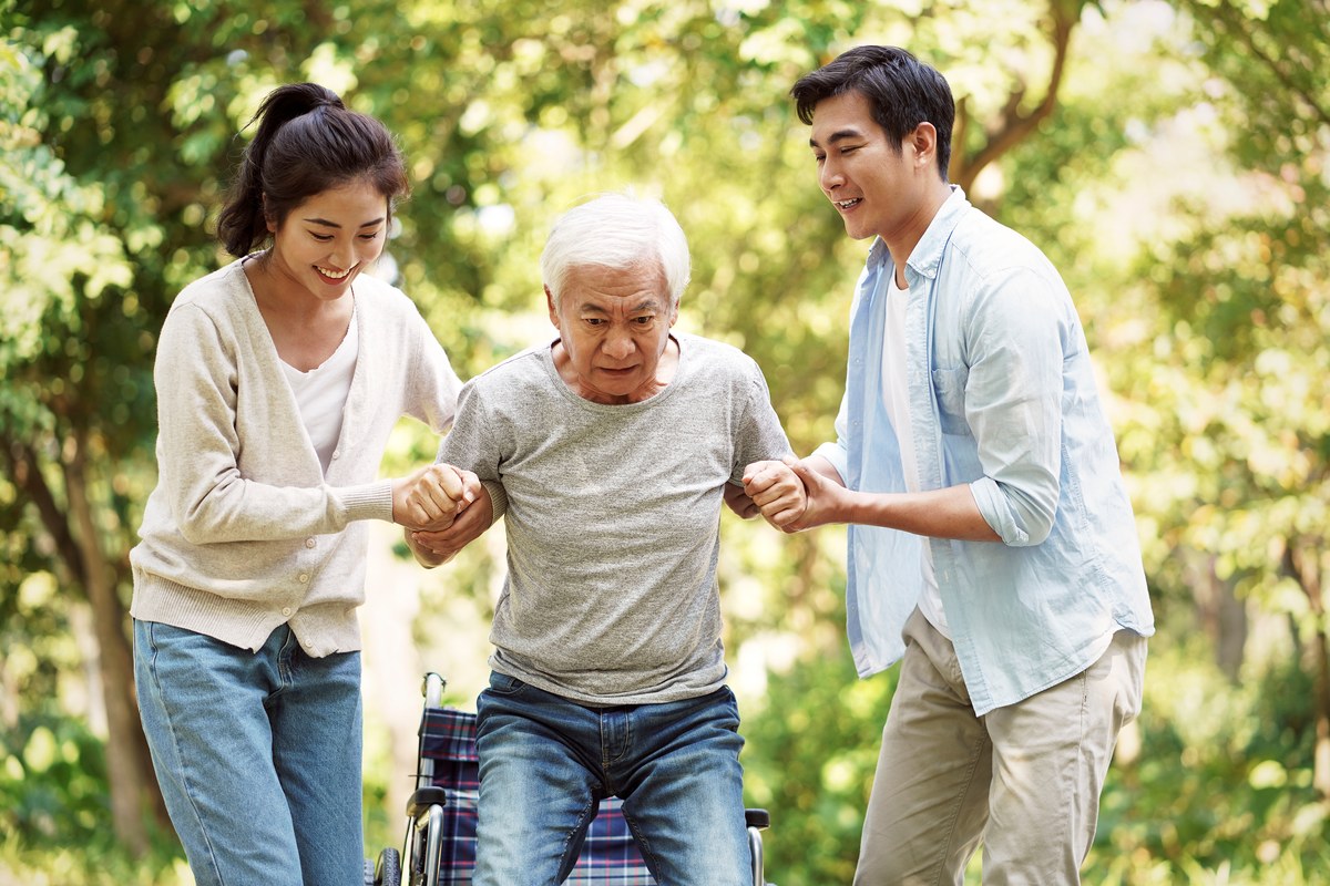 脳卒中で麻痺のある方の移乗を安全・スムーズに行う方法|介助のコツと注意点を解説