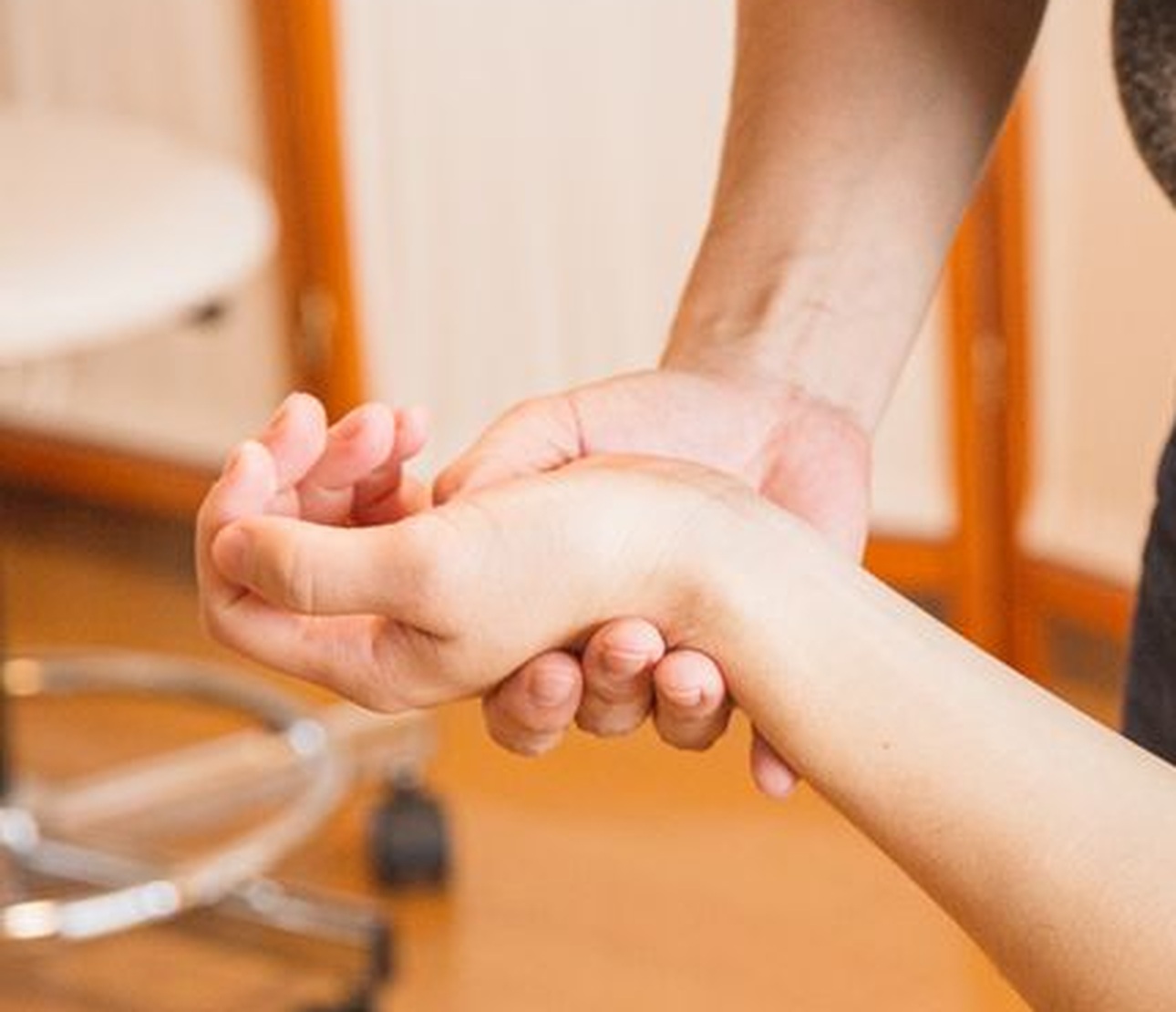 視床出血とは 〜感覚障害と視床痛、左右で変わる症状とリハビリの予後〜