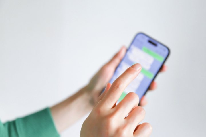 スマホでLINE相談する様子